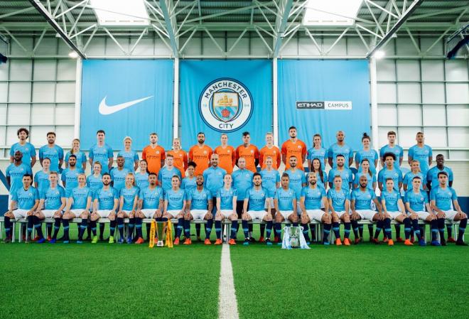 Los jugadores y jugadoras del Manchester City posan juntos en la foto oficial del club (@ManCity).
