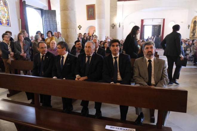 Haro, Gordillo y consejeros del Betis, en el funeral de Rogelio Sosa.