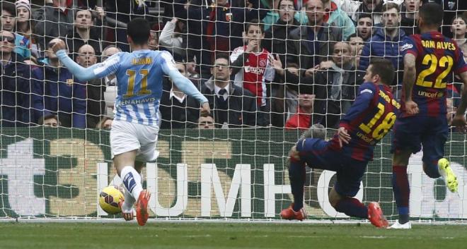 Juanmi anota el gol que dio la victoria al Málaga en el Camp Nou en 2015 (Foto: EFE).