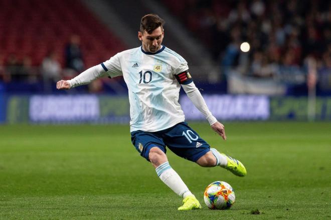 Messi golpea un balón con la selección argentina en el amistoso ante Venezuela.