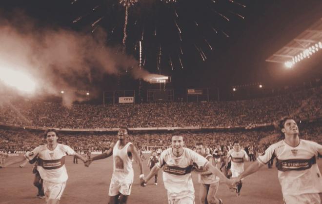 Antonio Puerta celebra, con sus compañeros, el pase a la mítica final europea. (Foto: Sevilla FC)