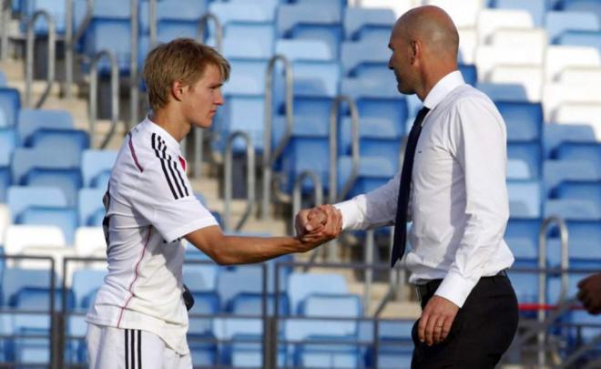 Martin Odegaard junto a Zinedine Zidane.