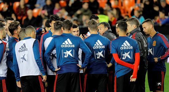 La selección entrenando en Mestalla. (Foto: EFE)