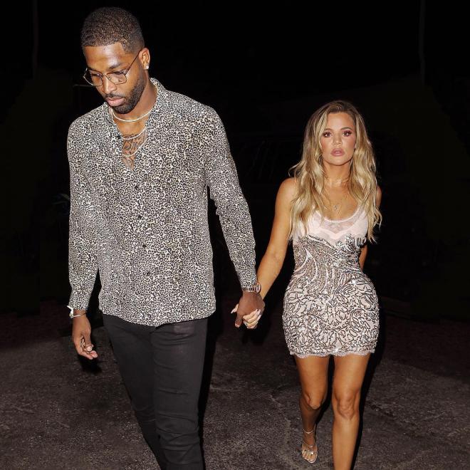 Tristan Thompson y Khloe Kardashian caminan juntos de la mano.