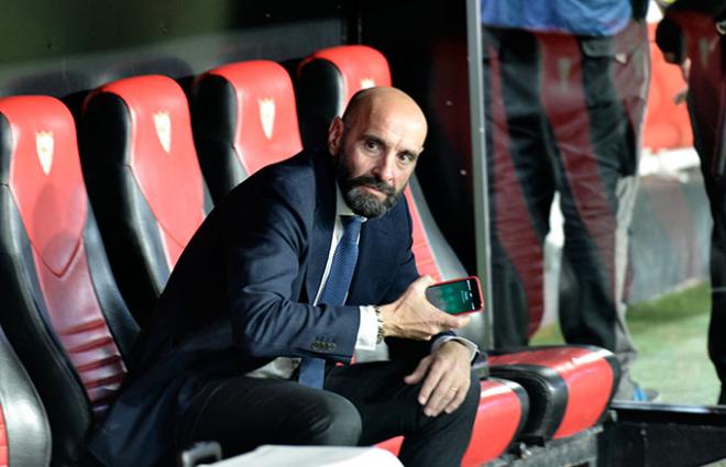 Monchi, en el banquillo del Sánchez-Pizjuán.