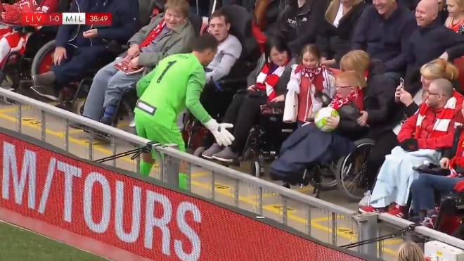 Dudek juega con un fan en silla de ruedas durante el Liverpool-Milan de leyendas.