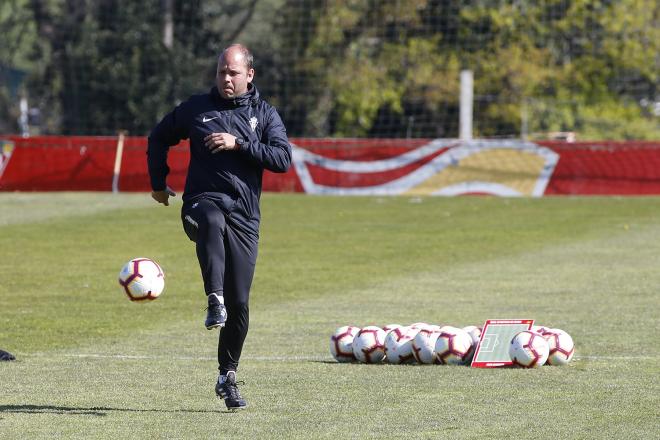 José Alberto, en un entrenamiento del Sporting en Mareo (Foto: Luis Manso).