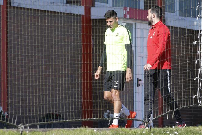 Carmona, al retirarse del último entrenamiento del Sporting previo al derbi (Foto: Luis Manso).