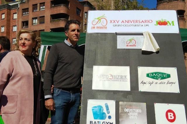 Miguel Indurain ha descubierto la placa del 25 aniversario del Grupo Cicloturista JM de Deusto (Foto: EDB).