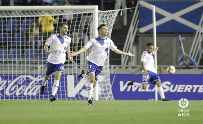 Isma López celebra uno de los goles con el Tenerife (Foto: LaLiga).