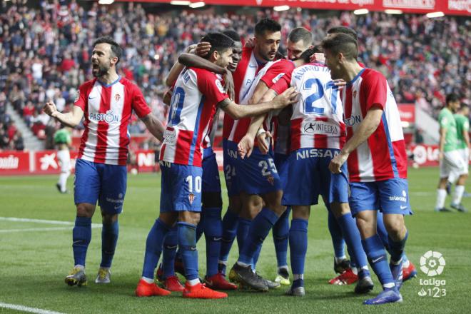 Los jugadores del Sporting celebran un gol ante el Almería esta temporada (Foto: LaLiga).