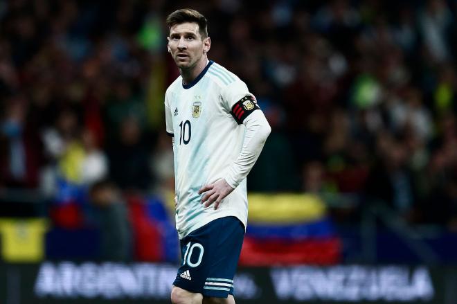 Leo Messi mira al infinito durante el Argentina-Venezuela.