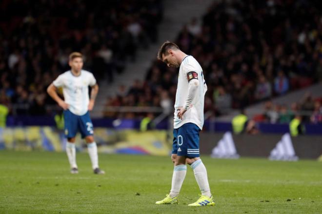 Messi se lamenta sobre el césped del Wanda Metropolitano.