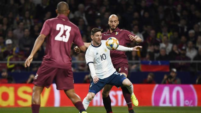 Mikel Villanueva pelea con Messi durante el Argentina-Venezuela.