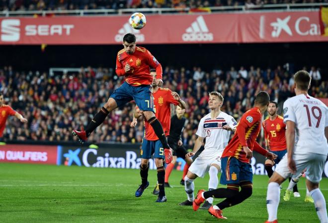 Álvaro Morata busca un remate de cabeza ante Noruega (Foto: UEFA).