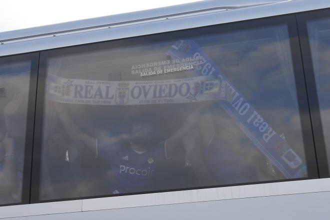 Aficionados del Real Oviedo llegan a El Molinón (Foto: Luis Manso).