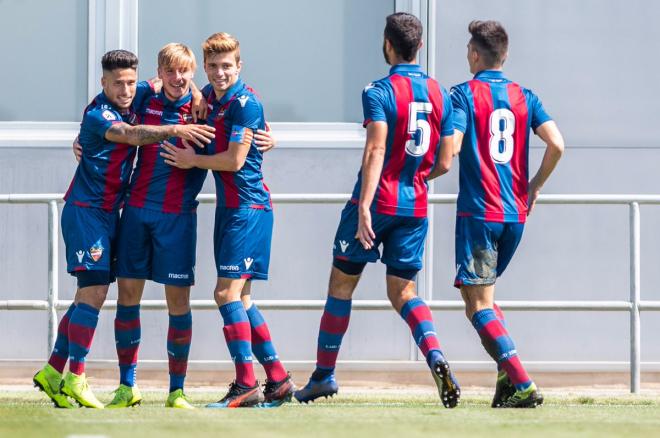 Cantero celebra uno de sus goles junto a sus compañeros. (Foto: Levante UD)
