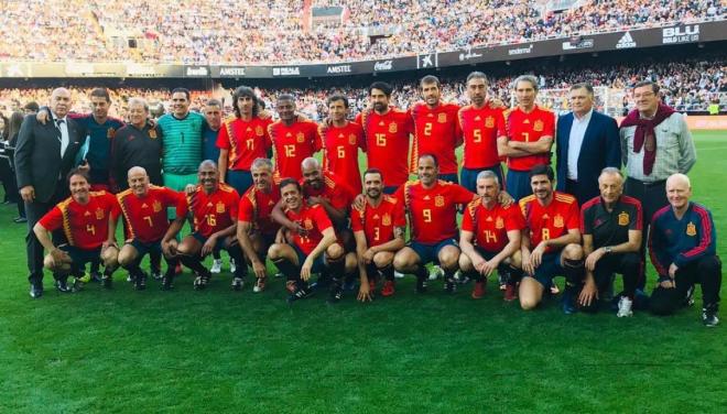 Selección española en el Centenario del Valencia, con Catanha y Salva entre los jugadores.