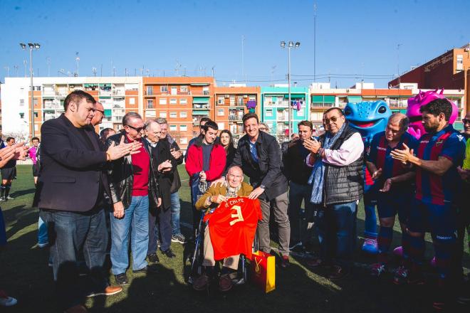 Calpe recibe la camiseta de la selección con su mítico '3'. (Foto: Levante UD)