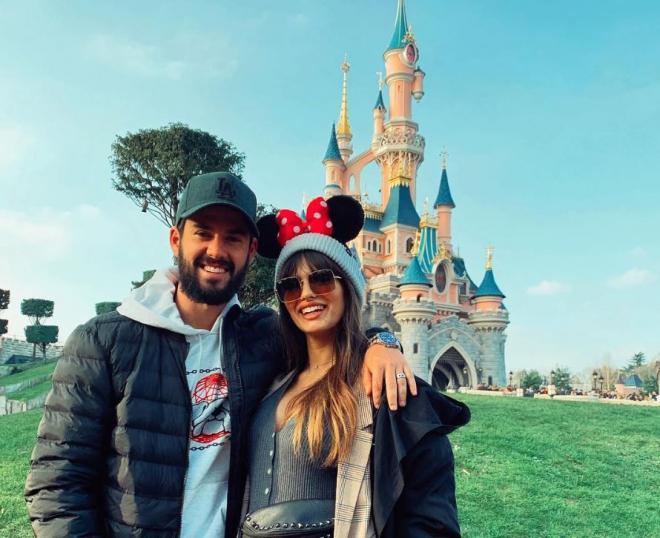 Isco y Sara Sálamo posan delante del castillo de Disney (Foto: @SaraSalamo).