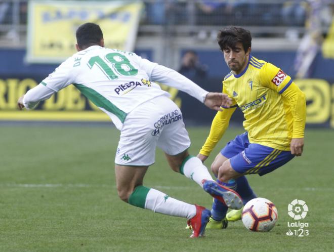 Jairo intenta driblar a un rival del Córdoba durante el partido (Foto: LaLiga).