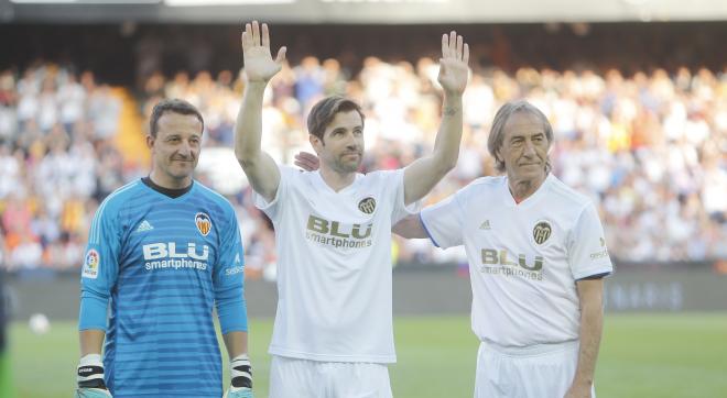 Albelda saluda a Mestalla en el partido de leyendas del 2019.
