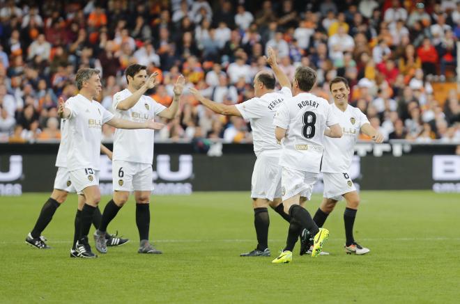 El Valencia CF del Doblete entra al terreno de juego. (Foto: Valencia CF)