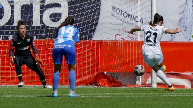 Estela engaña a Chelsea en el penalti que supuso el 1-0 (Foto: LaLiga).