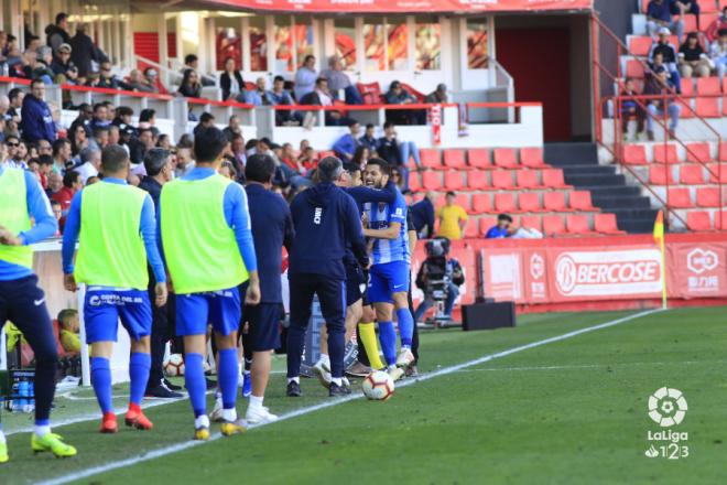Los jugadores y el banquillo del Málaga celebran el gol de Pacheco.