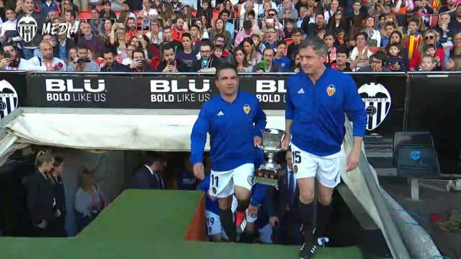 Sánchez y Carboni con la Supercopa de España.