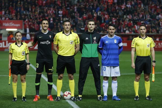 Los capitanes y el equipo de árbitros en el derbi (Foto: Luis Manso).