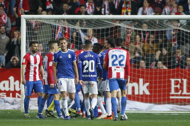 Trifulca en el Real Sporting-Oviedo de 2019 tras el gol anulado a Ibrahima (Foto: Luis Manso).
