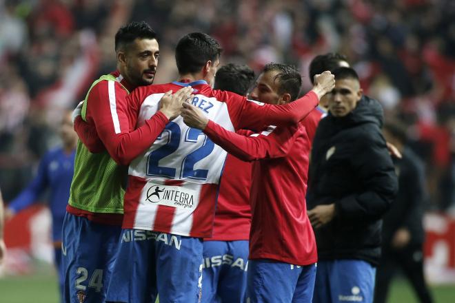 Los jugadores del Sporting celebran el triunfo ante el Oviedo (Foto: Luis Manso).