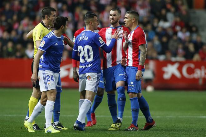 Lance del partido entre el Sporting de GIjón y el Real Oviedo (Foto: Luis Manso).