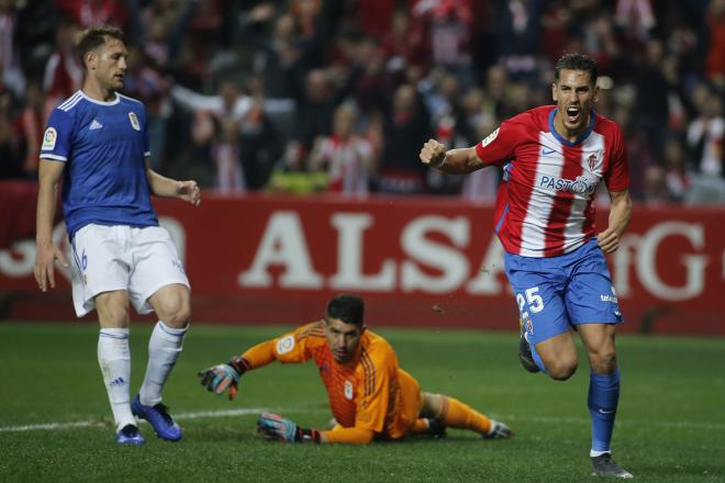 Álex Alegría celebra su gol en el último Sporting-Oviedo (Foto: Luis Manso).