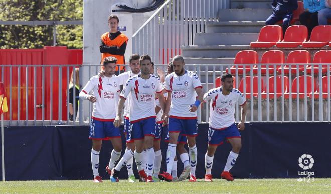 Romera, a la derecha, celebra su primer gol con el Rayo Majadahonda (Foto: LaLiga).