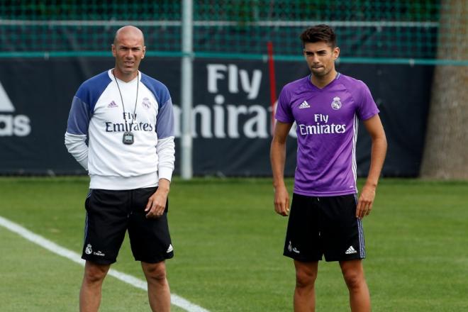 Zinedine Zidane y Enzo Zidane, durante un entrenamiento del Real Madrid.