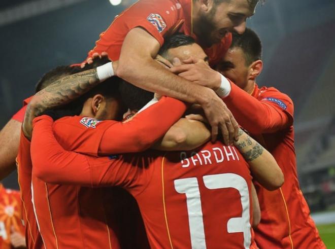 Bardhi celebra un gol junto a sus compañeros de la selección de Macedonia del Norte.
