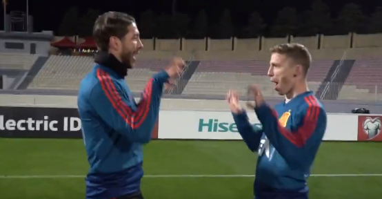 Iker Muniain y Sergio Ramos ensayan una celebración de un gol en Malta