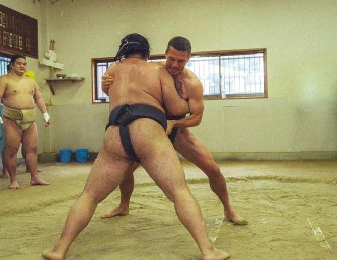 Lukas Podolski pelea con el luchador de sumo Hakuho Sho (@Poldi_Official).