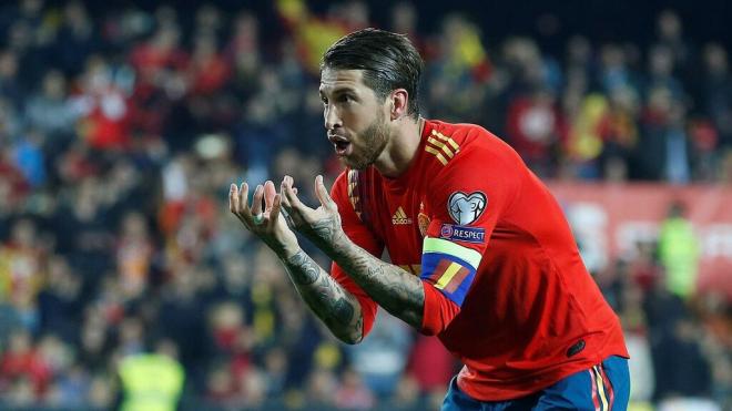Sergio Ramos celebra su gol a Noruega.
