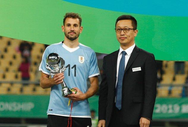 Cristhian Stuani con el trofeo que le acredita como 'Mejor Jugador' de la China Cup 2019 (Foto: @Uruguay).