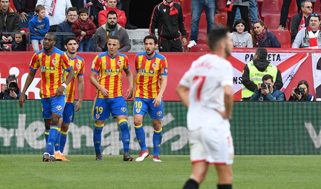 Parejo, Kondogbia, Guedes y Rodrigo en Sevilla - Valencia de la temporada pasada.