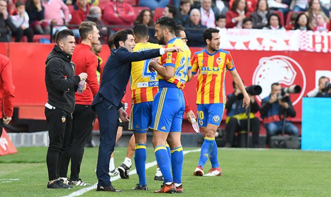 Marcelino dando instrucciones a Garay durante el Sevilla - Valencia de la pasada campaña.