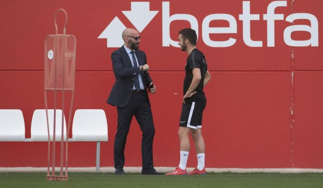 Monchi y Sarabia, en un entrenamiento del Sevilla.