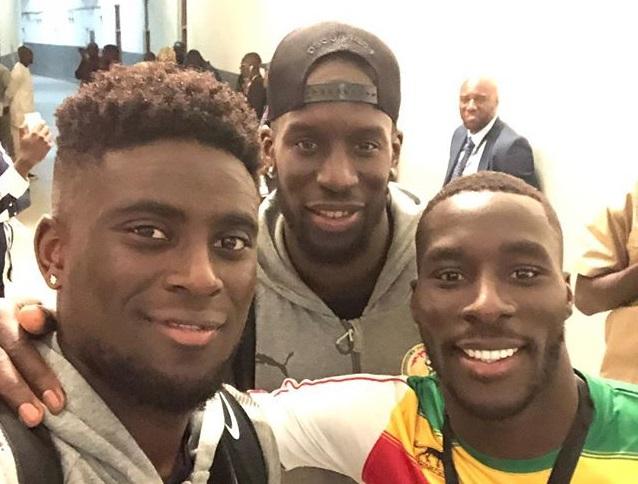 N'Diaye, con dos compañeros de la selección senegalesa este martes.