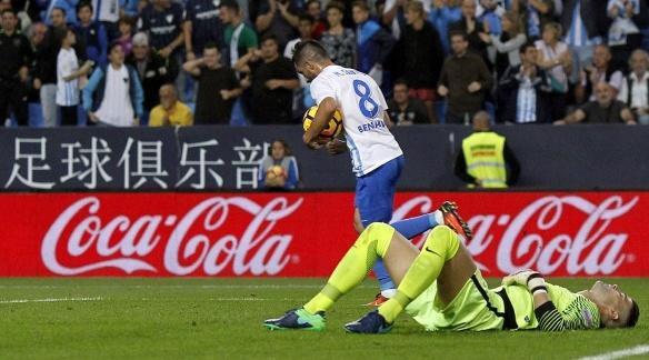 Michael Santos recoge el balón tras marcar al Sporting de Gijón (Foto: EFE).