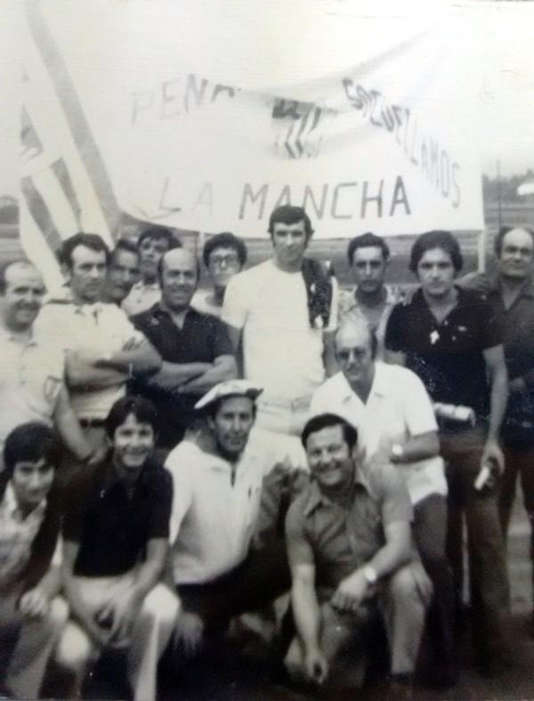 José Angel Iribar en 1973 con miembros de la Peña Socuéllamos del Athletic Club.