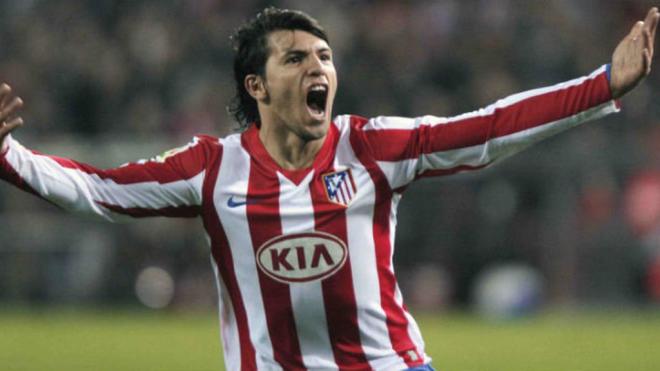 Agüero celebra un gol con el Atlético.