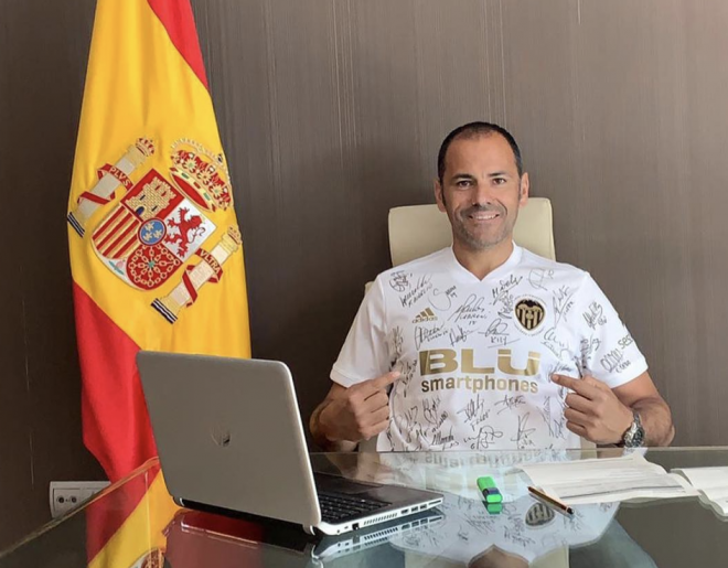 Salva Ballesta posa con la camiseta del Valencia CF (Foto: Instagram Ballesta)